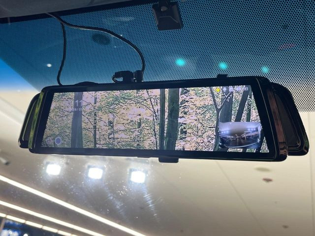 【デジタルインナーミラー】後席の大きな荷物や同乗者で後方が確認しづらい時でも安心!カメラが撮影した車両後方の映像をルームミラー内に表示。クリアな視界で状況の確認が可能です!