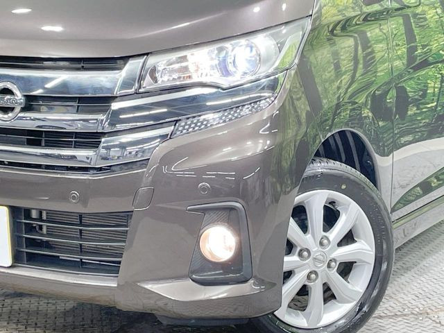 【HIDヘッドライト】非常に明るく前方を照らしてくれるので、悪天候や夜間の走行時も視界良好で安心してお乗りいただけます。