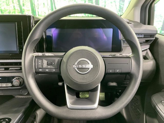 �C���e���A�ɍ��킹���f�U�C���̃X�e�A�����O�́A�^�]�������̂��Ƃ��l���A�^�]���₷���`��A�傫���ł��B�����x�A���ۂɐG���Ă��m���߂��������B