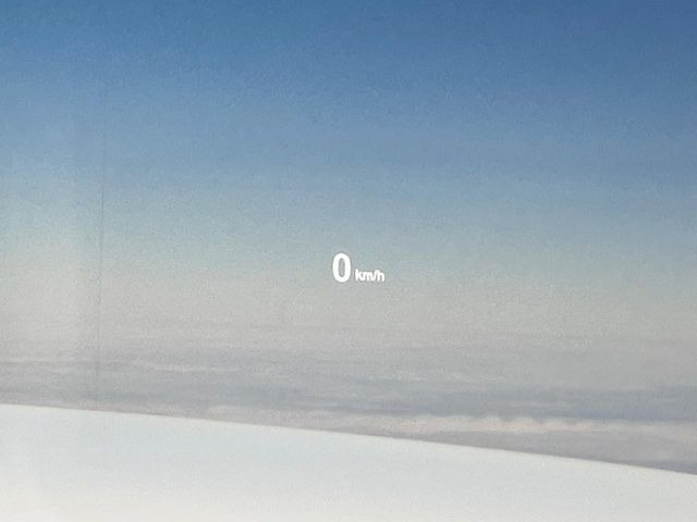 ���w�b�h�A�b�v�f�B�X�v���C:���݂̑��x�⑖�s�����f�W�^���\���ŉ^�]�ȑO���̃K���X�ɓ��e!�^�]���A���������炳���K�v�ȏ����m�F�ł���̂łƂ��Ă��֗��ň��S!