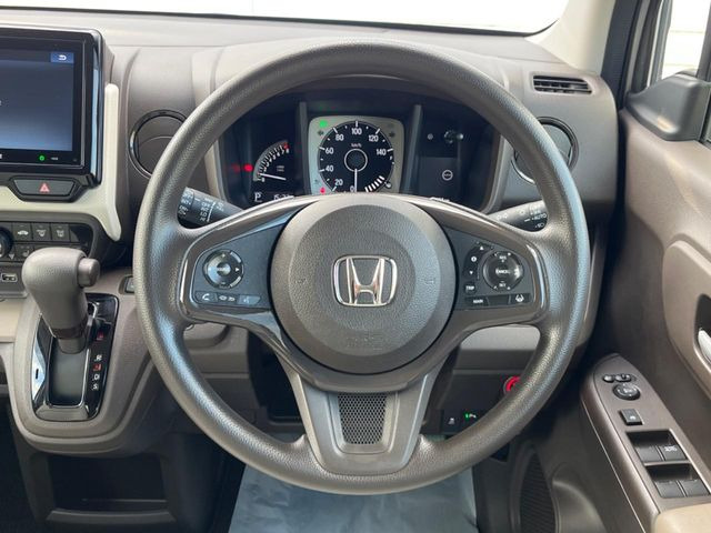 インテリアに合わせたデザインのステアリングは、運転される方のことも考え、運転しやすい形状、大きさです。是非一度、実際に触ってお確かめください。