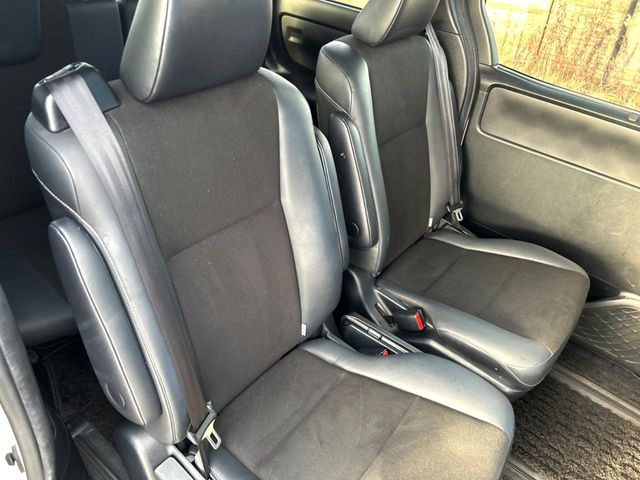 後部座席も気になるようなキズ・汚れやへたり等、大きなダメージはなく、良好な状態です。