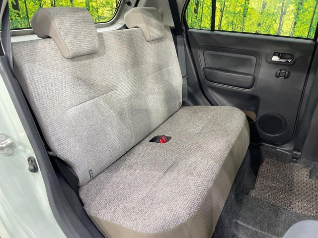 後部座席も気になるようなキズ・汚れやへたり等、大きなダメージはなく、良好な状態です。