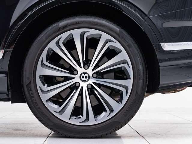 北海道から沖縄まで全国陸送納車の実績多数あり。遠方で現車が見られない方でも安心が出来るよう、写真や動画サービス、鑑定証の提出、ライブ商談などをご用意。車のココがもっと詳しく見たい!は大歓迎です!