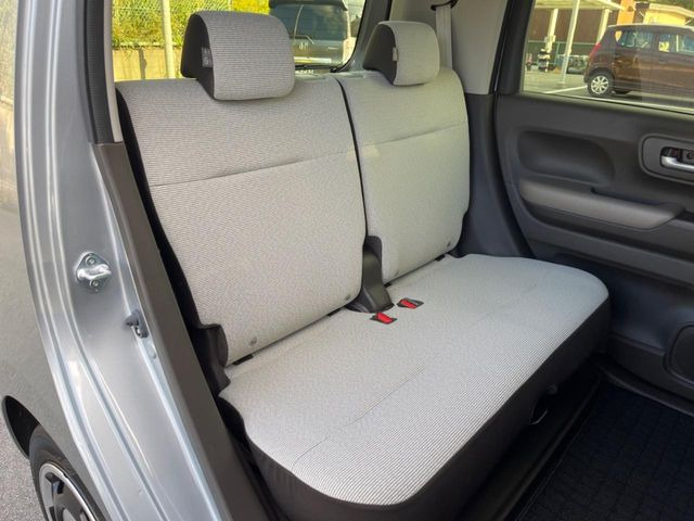 後部座席も気になるようなキズ・汚れやへたり等、大きなダメージはなく、良好な状態です。