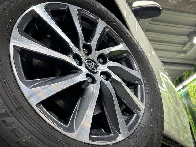 【純正17インチアルミホイール】外観にマッチした純正アルミホイールを装着しております。各種社外アルミホイールや、スタッドレスタイヤも取扱いしております。是非ご相談ください♪