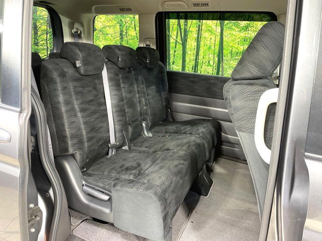 後部座席も気になるようなキズ・汚れやへたり等、大きなダメージはなく、良好な状態です。