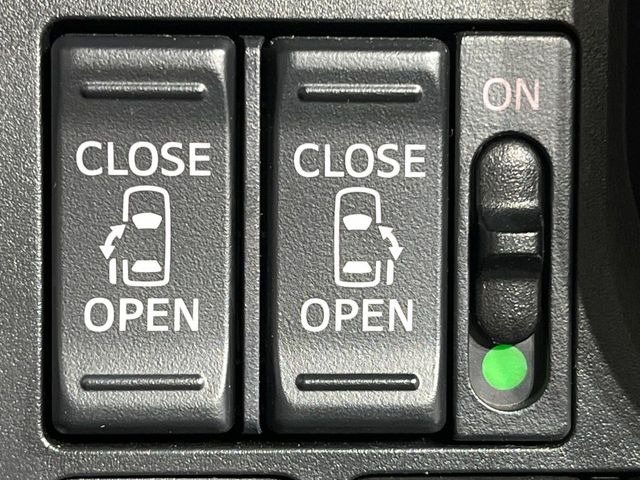 【両側パワースライドドア】スマートキーや運転席のスイッチで後席両側スライドドアの開閉が可能♪電動だから力を入れてドアを開ける必要が無く、小さなお子様でも簡単に開け閉めでき快適です♪