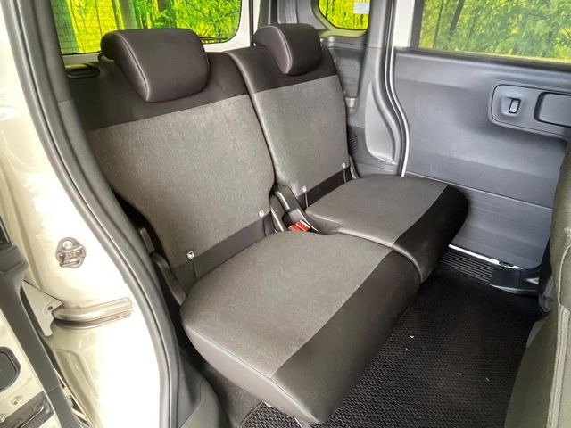 広々とした2列目シートは居住性が高く、居心地も快適!友達や家族とのお出かけにぴったりです。ベビーシートやチャイルドシート使用時も快適にお過ごしいただける十分な空間を確保しています。