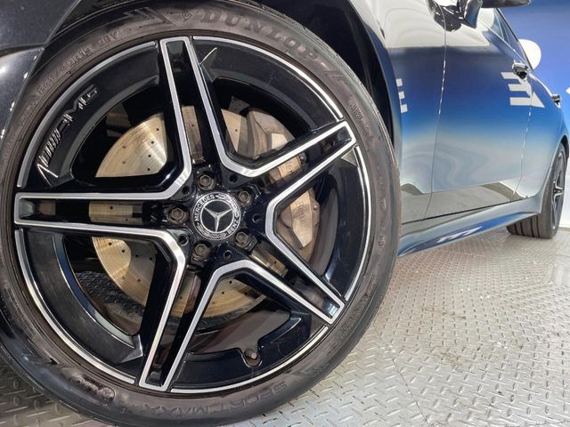 ●純正19インチアルミホイール:輸入車ならではの卓越した走りを支えるホイールと足回りです!日本車の走りに慣れている方にもぜひ体感して頂きたいほど、高いレベルでまとまっていま