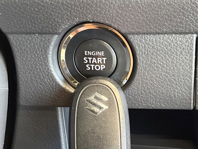 【キーレススタートシステム】カバンやポケットに入れたままでもドアの施錠・解錠が可能なスマートキーを装備。エンジンのオン・オフ時もカギを取り出す必要が無いからとっても便利です♪