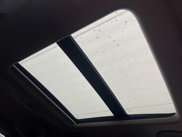 【パノラマルーフ】大型のガラスルーフ搭載で車内の解放感が一気にアップ!開放的なドライブをお楽しみいただけます。