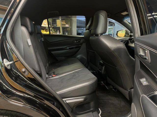 広々とした2列目シートは居住性が高く、居心地も快適!友達や家族とのお出かけにぴったりです。ベビーシートやチャイルドシート使用時も快適にお過ごしいただける十分な空間を確保しています。