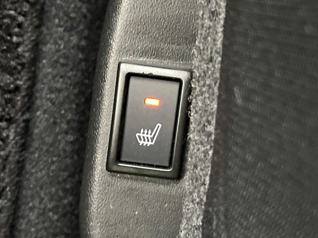 【シートヒーター】寒い日に重宝するシートヒーター!エアコンより早く温まってくれるので寒がりの人も安心ですね♪エアコンの温風は乾燥するから苦手、という方にもをおすすめです。