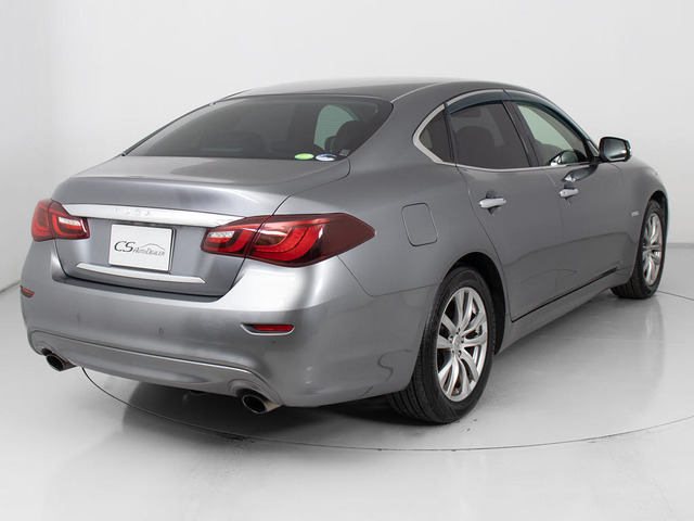 個性的なリアビューで御座います。精悍な佇まいは高級車ならではです。