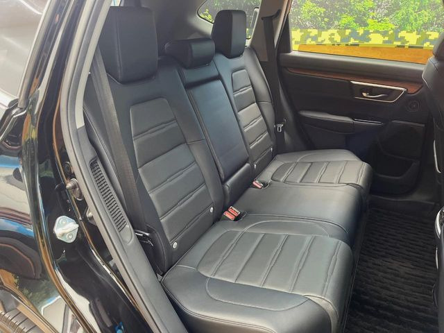 後部座席も気になるようなキズ・汚れやへたり等、大きなダメージはなく、良好な状態です。