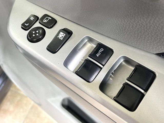 【電動格納ミラー】サイドミラーは電動格納式となっており、狭い駐車場でもキズがつくリスクを抑えられます。