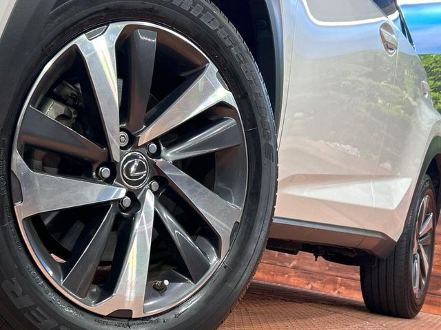 【純正18インチアルミホイール】外観にマッチした純正アルミホイールを装着しております。各種社外アルミホイールや、スタッドレスタイヤも取扱いしております。是非ご相談ください♪