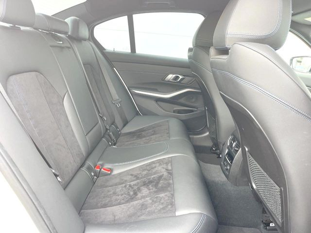 ●後部座席も気になるようなキズ・汚れやへたり等、大きなダメージはなく、良好な状態です。