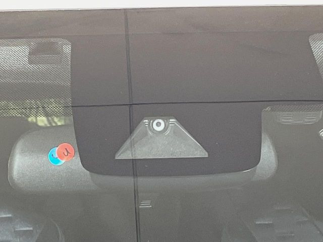 【プリクラッシュセーフティ】前方の車両等を検知し、衝突しそうな時は警報で注意を促し、ブレーキを踏む力をサポート。ブレーキを踏めなかった場合は衝突被害軽減ブレーキが作動、衝突回避をサポートします。