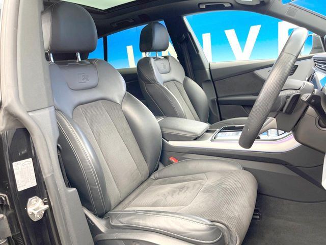 ●S-Line専用ハーフレザーシート:高級感もさることながら、スポーツタイプにふさわしくフィットするシート!そして、車との一体感を演出してくれます!