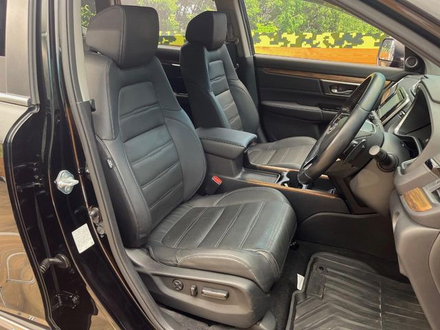 【黒革シート】上質な本革を使用し、高級感あふれる黒革シート。常に体に触れる部分だから、座り心地の良さにはこだわりたいですね♪汚れの付着や劣化を抑制する内装コーティング施工もおススメですよ♪