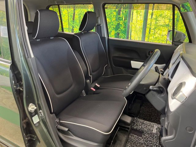 運転席まわりには十分なスペースがあり、大柄な方でもゆったり運転していただける環境です。