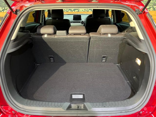 ���i�̂���������ʋ΁A���}���ɏ\���ȉ׎��X�y�[�X���m�ۂ��Ă���܂��B�Z�J���h�V�[�g��|���ƁA�傫�ȉו��̐ύڂ��\�ł���