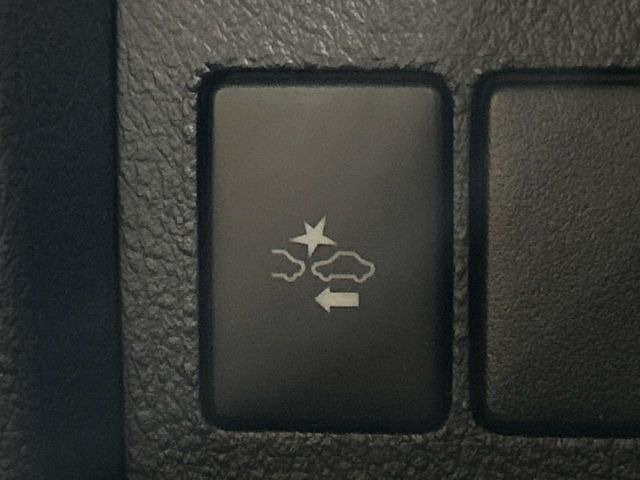 【プリクラッシュセーフティ】前方の車両等を検知し、衝突しそうな時は警報で注意を促し、ブレーキを踏む力をサポート。ブレーキを踏めなかった場合は衝突被害軽減ブレーキが作動、衝突回避をサポートします。