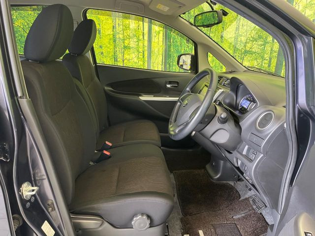 運転席シート廻りは使用感も少なく、良好な状態となっています。前オーナー様が丁寧に使っていたことがよくわかりますね。