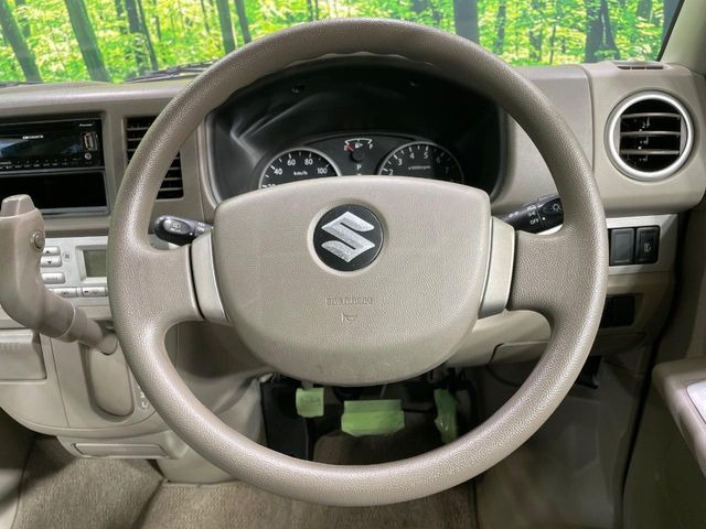 �C���e���A�ɍ��킹���f�U�C���̃X�e�A�����O�́A�^�]�������̂��Ƃ��l���A�^�]���₷���`��A�傫���ł��B�����x�A���ۂɐG���Ă��m���߂��������B