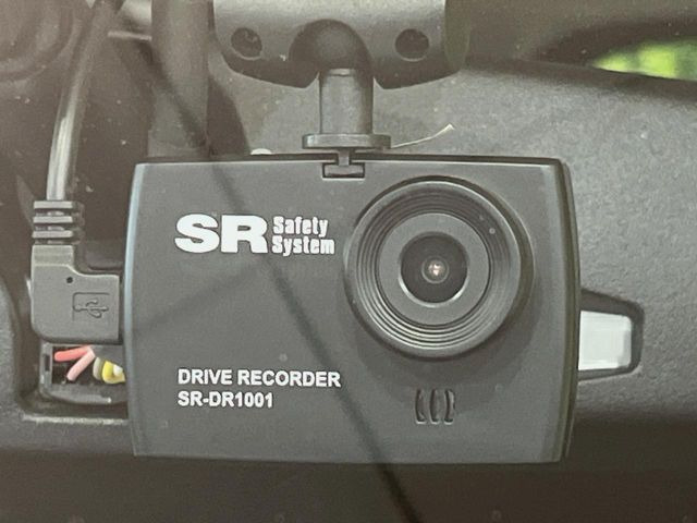 【ドライブレコーダー】安心・安全なカーライフに必須のドライブレコーダーを装備!走行中はもちろん、あおり運転や事故に遭遇した際の状況も映像で記録し、万一のリスクに備えます。
