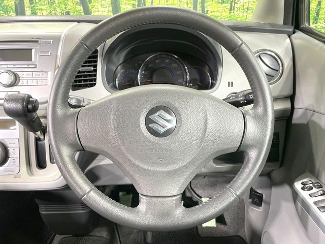 インテリアに合わせたデザインのステアリングは、運転される方のことも考え、運転しやすい形状、大きさです。是非一度、実際に触ってお確かめください。