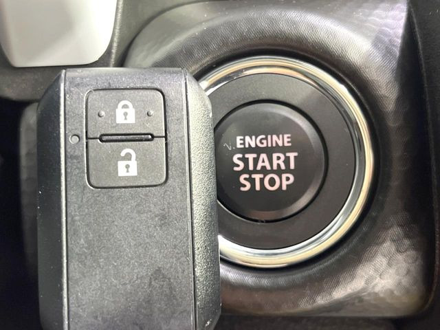 【キーレススタートシステム】カバンやポケットに入れたままでもドアの施錠・解錠が可能なスマートキーを装備。エンジンのオン・オフ時もカギを取り出す必要が無いからとっても便利です♪
