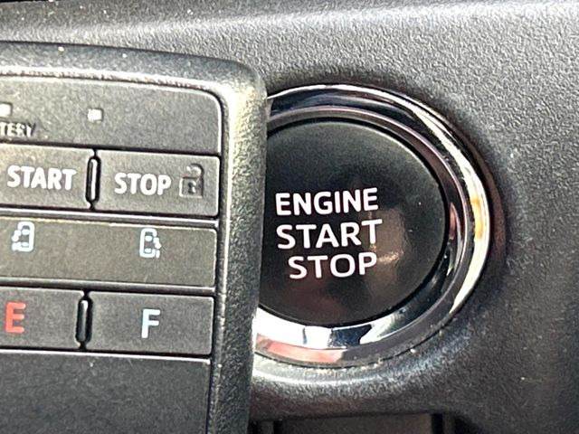 【スマートキー】カバンやポケットに入れたままでもドアの施錠・解錠が可能なスマートキーを装備。エンジンのオン・オフ時もカギを取り出す必要が無いからとっても便利です♪