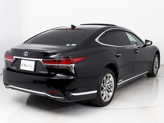 個性的なリアビューで御座います。精悍な佇まいは高級車ならではです。