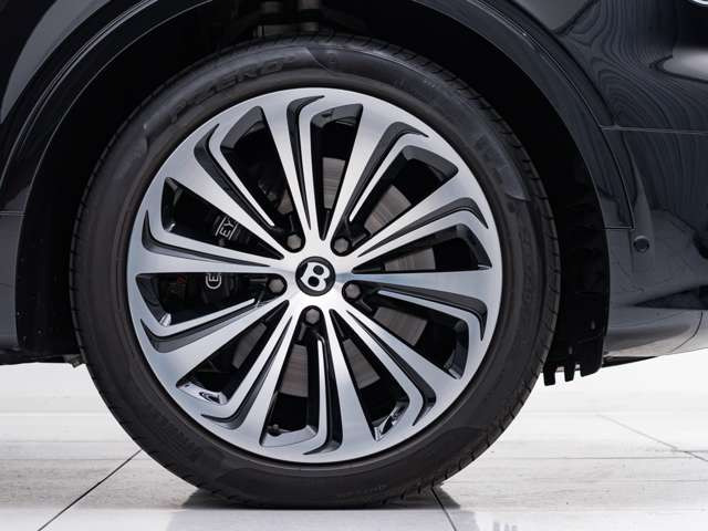 【 ご納車時後の費用 】大切なお車に長く乗れるよう、ご納車時には経年劣化を除き必要な部位は交換します。納車後の整備費用は正規ディーラー様と比較しても負担の少ない、維持しやすい価格設定を目指しています。