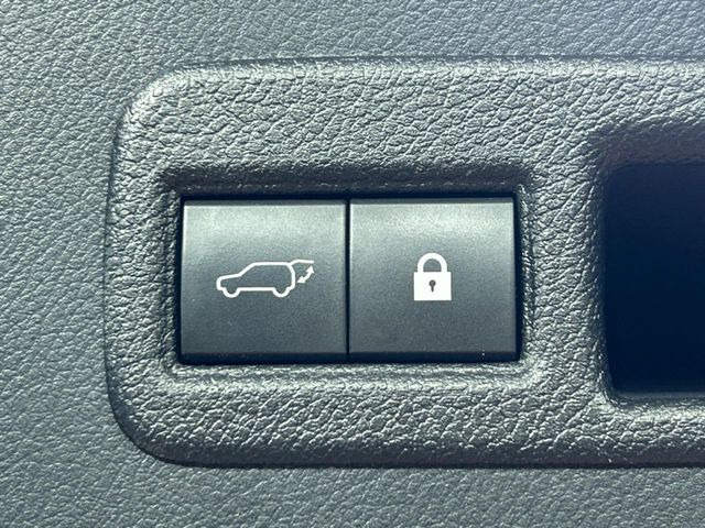 【パワーバックドア】スマートキーや運転席のボタンを押すだけでリアゲートが自動で開閉します!荷物を持っている時や、高い位置にあるバックドアを閉める際に便利な機能です♪