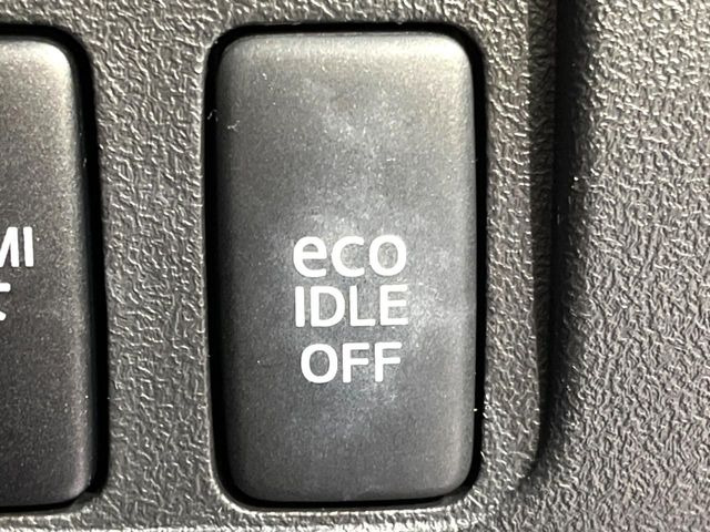 【アイドリングストップ】赤信号や渋滞で停車した際にエンジンを停止し、無駄な燃料の消費を抑えます。燃費向上や環境保護につなげる機能♪エンジンはブレーキを離せば再始動します。