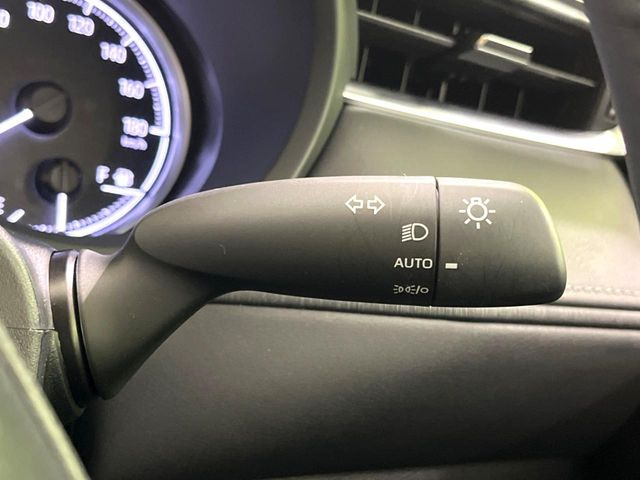 【オートライト】周りの明るさに応じて自動でヘッドライトの点灯・消灯ができる機能です!ライトの付け忘れ・消し忘れなどが無くなり、雨の日や夕方の走行も安心!トンネル通過時も便利ですね♪