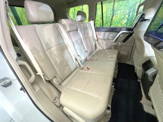 後部座席も気になるようなキズ・汚れやへたり等、大きなダメージはなく、良好な状態です。