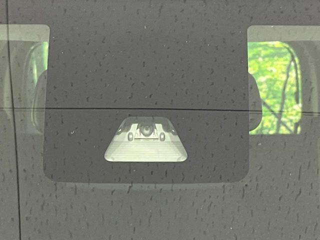 【スマートアシスト】走行中に前方の車両等を認識し、衝突しそうな時は警報とブレーキで衝突回避と被害軽減をアシスト。より安全にドライブをお楽しみいただけます。