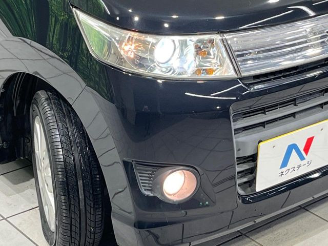 【HIDヘッドライト】非常に明るく前方を照らしてくれるので、悪天候や夜間の走行時も視界良好で安心してお乗りいただけます。