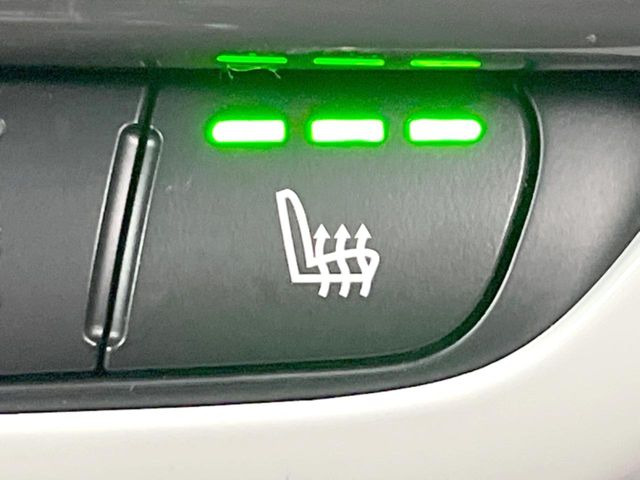 ●フロントシートヒーティング:運転席・助手席共に三段階で調節が可能なシートヒーターを装備しております。季節を問わず快適にご使用いただけます。