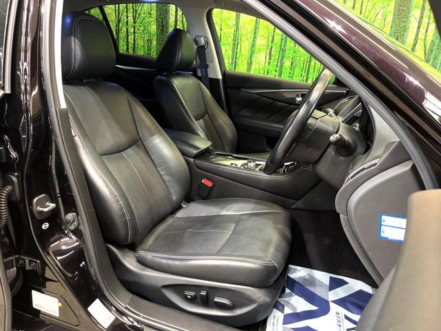 【黒革シート】上質な本革を使用し、高級感あふれる黒革シート。常に体に触れる部分だから、座り心地の良さにはこだわりたいですね♪汚れの付着や劣化を抑制する内装コーティング施工もおススメですよ♪