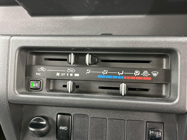 寒い冬も暑い夏も全席に快適な空調を届けてくれる、ダイヤル式エアコンを装備♪