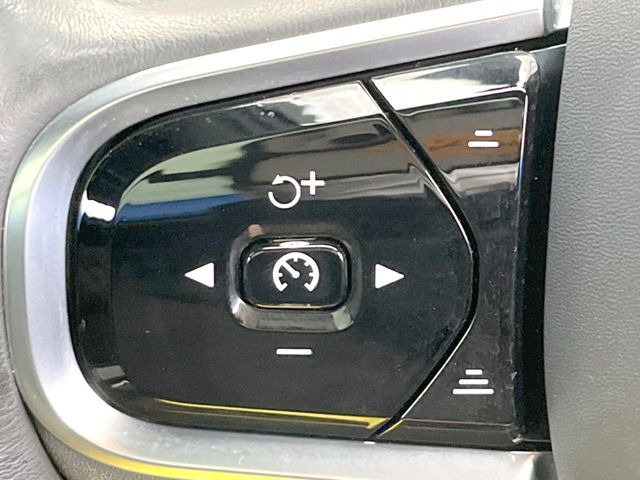 ●レーダークルーズコントロール:前の車との車間距離を一定にとりつつ、一定速度で自動走行してくれる次世代のクルーズコントロール!主に高速道路や自動車専用道路で使用する便利な機能です!