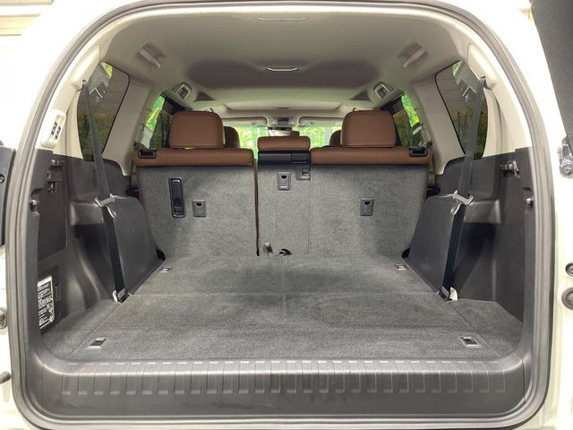 ラゲッジルームは、大容量のスペースを確保。普段のお買い物からレジャーまで、幅広く活躍してくれます!また、リアシートを倒すことでバリエーション豊かにお使いいただけます。