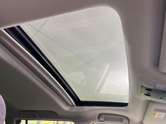 【サンルーフ】開放感たっぷりの希少装備、サンルーフが装着されています!車内に明かりを取り入れたり景色を楽しむ以外にも、車内の空気も簡単に換気できて快適です!