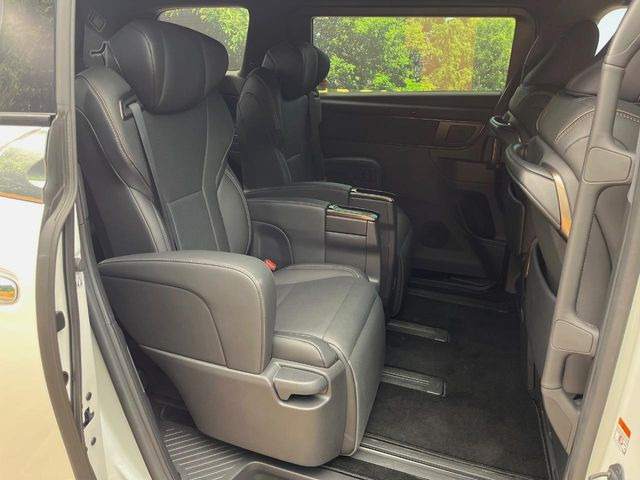 後部座席も気になるようなキズ・汚れやへたり等、大きなダメージはなく、良好な状態です。